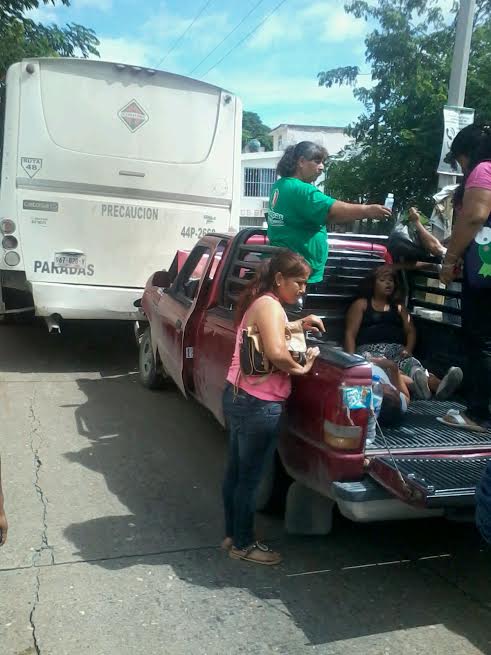 El percance dejó como saldo en ese instante 6 personas heridas, una mujer falleció horas después.