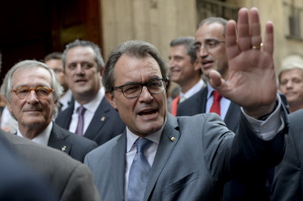 El presidente del gobierno catalán, Artur Mas, saluda a la gente durante las fiestas de la Mercé (Merced), patrona de Barcelona