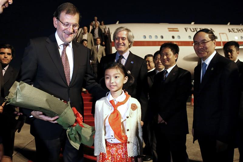 Rajoy (i), junto al primer ministro chino, Li Keqiang (d), a su llegada al aeropuerto de Shanghái