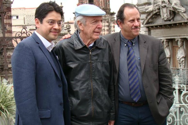 Viglietti, de gorra, está acompañado por Eduardo Vázquez Martín, secretario de Cultura de la Ciudad de México, y Alejandro Fernández Ramírez, delegado