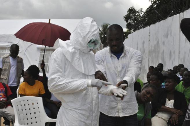 Un voluntario toma medidas para evitar contagiarse con el virus en Monrovia, la capital de Liberia