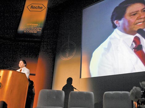 Abelardo Meneses participó en el simposio Avances en investigación y lucha contra el cáncer.
