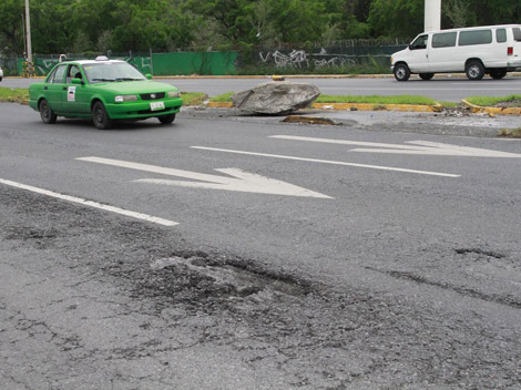 Conductores se ven afectados por los baches.