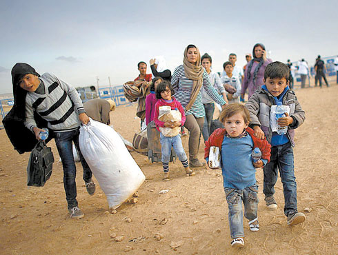 Continúa el éxodo de habitantes kurdos sirios de Suruc a Turquía, que huyen de los yihadistas del EI.   