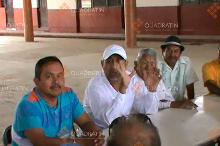 En las dos fotos Hernández Ramírez ve hacia la posición de la cámara.