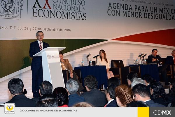 El jefe de Gobierno entregó al Congreso su propuesta para recuperar los salarios mínimos.