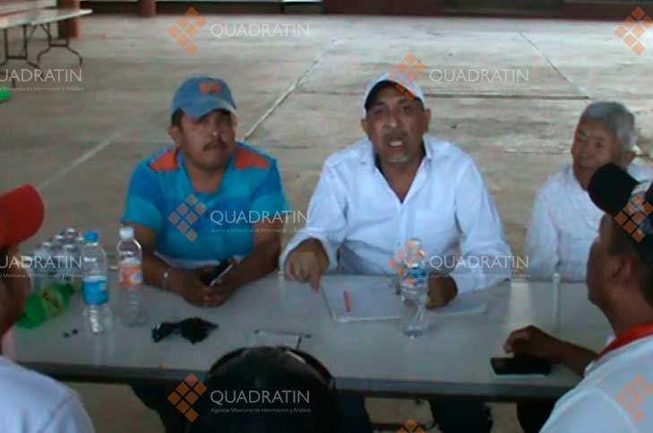 Juan Hernández es de filiación priista y cuarto alcalde que aparece en imágenes con Servando Gómez