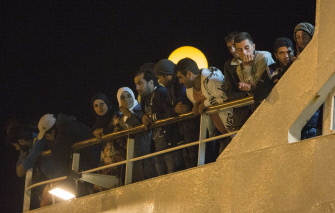 Refugiados sirios a bordo del "Salamis Filoxenia", en el puerto chipriota de Limasol