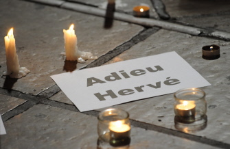 Velas encendidas rodean a un mensaje que dice "Adiós Hervé" en homenaje a Hervé Gourdel en la plaza de la Comedia de Montpellier