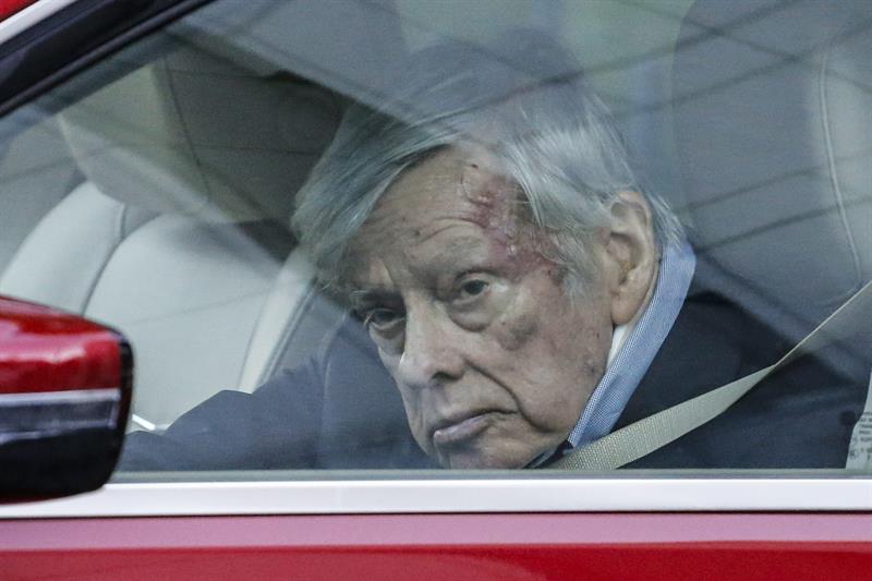 El juez federal Thomas Griesa sale de la corte en su auto hoy después la audiencia por los fondos "buitres" en una corte en Nueva York