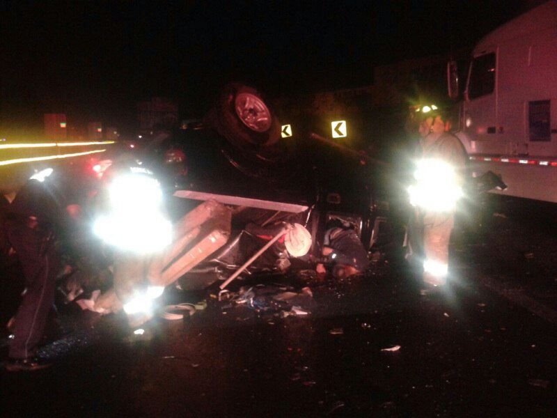 Personal de emergencias laborando en el lugar del accidente.