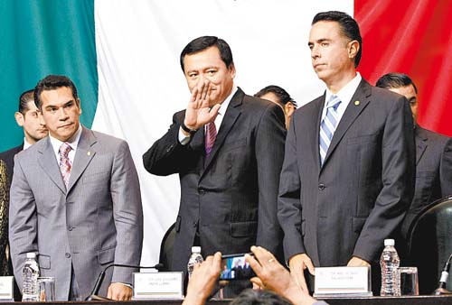 El titular de Segob, Miguel Ángel Osorio, flanqueado por los diputados Alejandro Moreno y José Anaya. 