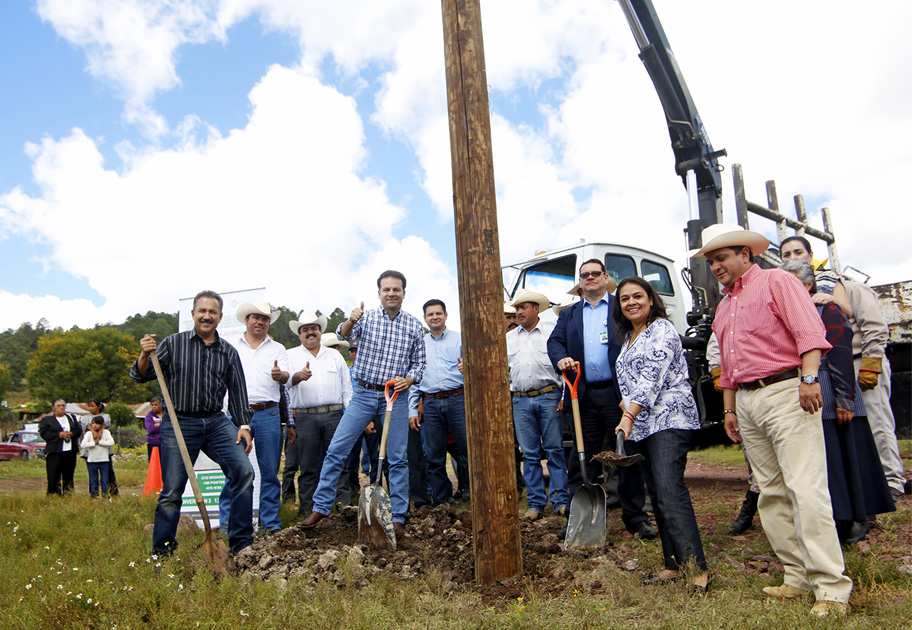  El alcalde Esteban Villegas inició las obras de  instalación de la red eléctrica 2014-2015, en el poblado General Domingo Arrieta.