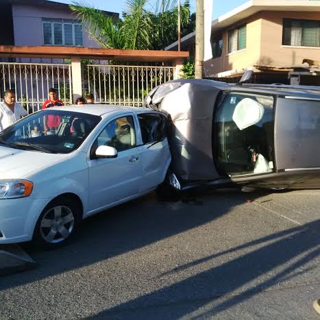 Después del choque la camioneta se estrelló de lleno en contra de la parte posterior de un automóvil estacionado.