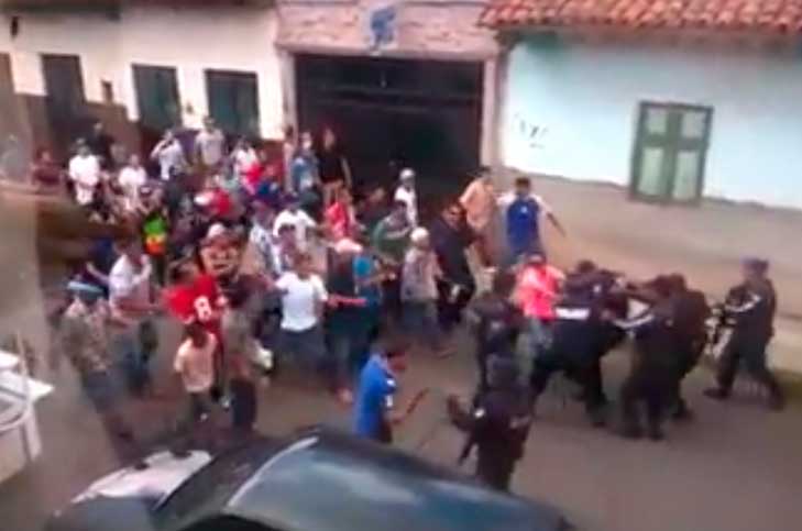 Un enfrentamiento entre manifestantes y policías municipales de Purépero, en Michoacán, durante una marcha este domingo, dejó un saldo de tres lesiona