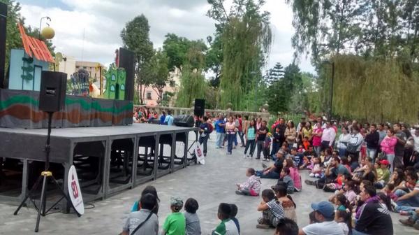 También se presentaron montajes infantiles, como “Una luna entre dos casas” a cargo de la compañía Marionetas en la Esquina, cuyos títeres de trapo of
