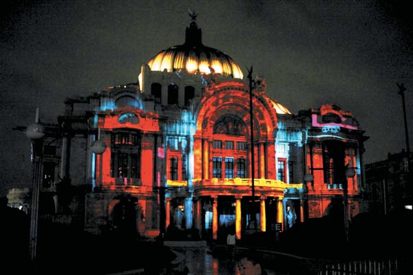 La celebración cerró con la proyección del mapping: otra forma de ver el recinto.