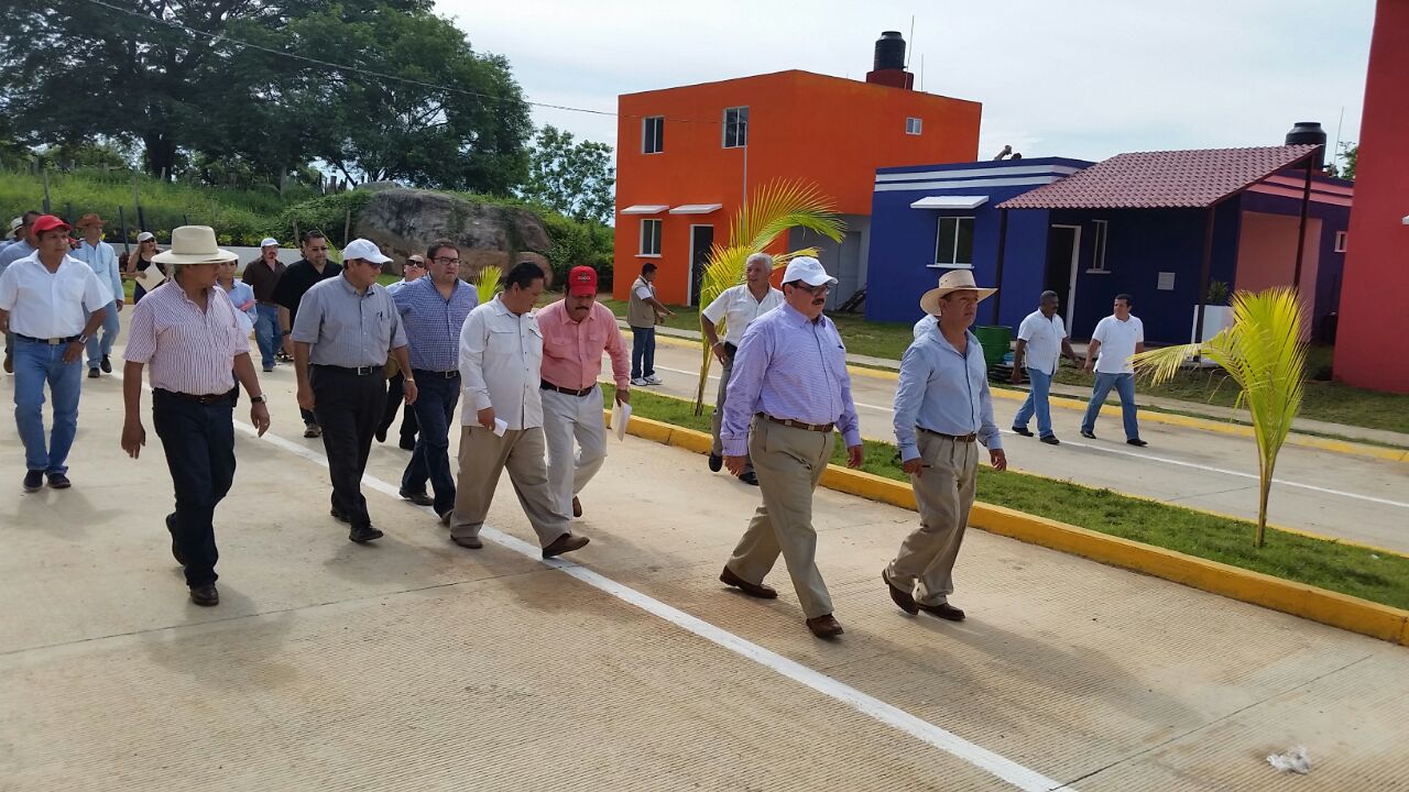 El titular de la Sedatu recorrió la comunidad.