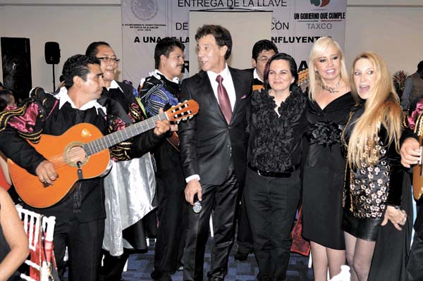 Junto a sus amigos después de la ceremonia en la que le entregaron el reconocimiento.