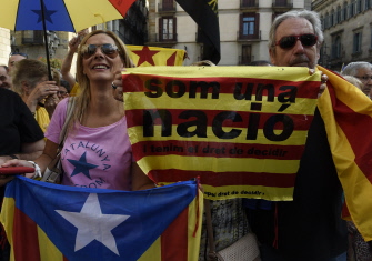 Manifestantes proindependentistas sostienen una bandera catalana con la consigna "Som una nació" (Somos una nación), el sábado en Barcelona