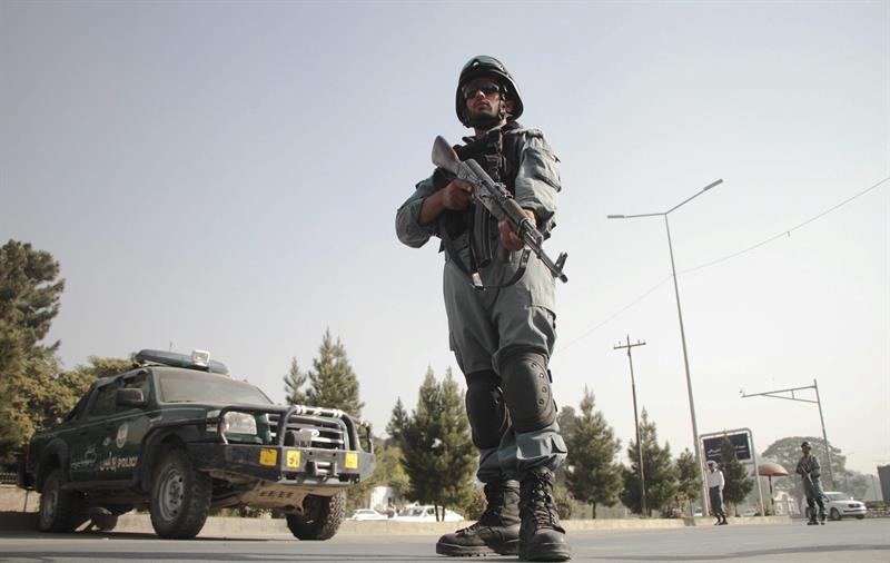 Un miembro de las Fuerzas de Seguridad afganas hace guardia en un punto de control en Kabul 