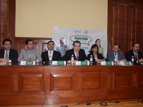 El secretario de Hacienda estatal, Jaime Herrera Corral, la administradora del SAT en la entidad, Soledad Sotelo Belmonte y otros delegados federales 