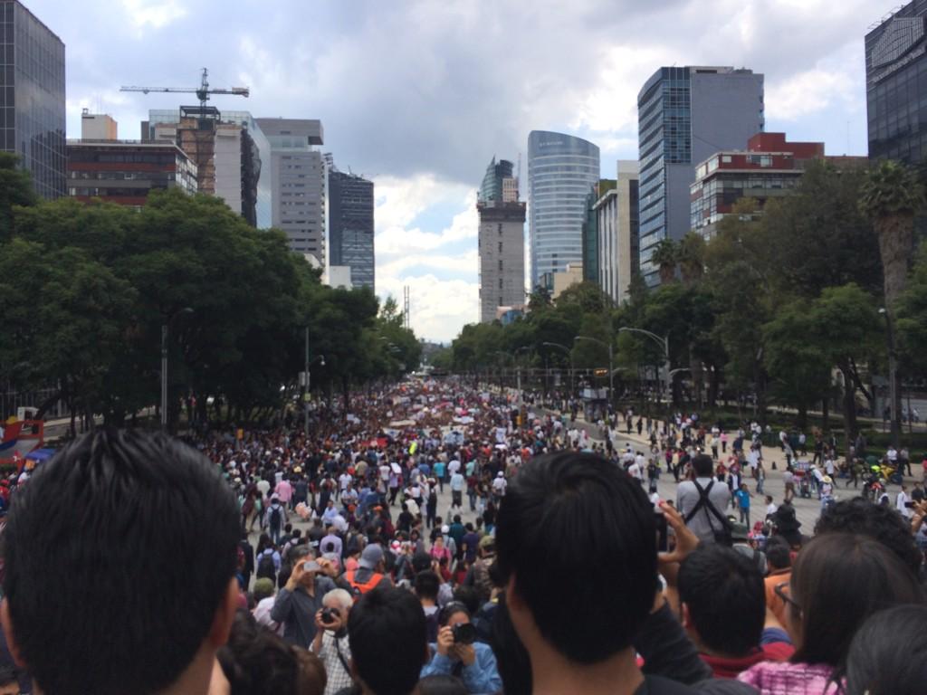 Los contingentes de estudiantes del IPN se concentran en el Ángel de la Independencia.