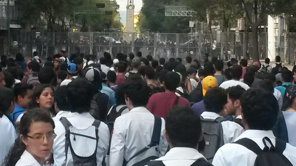 Decenas de estudiantes del IPN y otras escuelas como la UNAM se encuentran afuera de Segob.