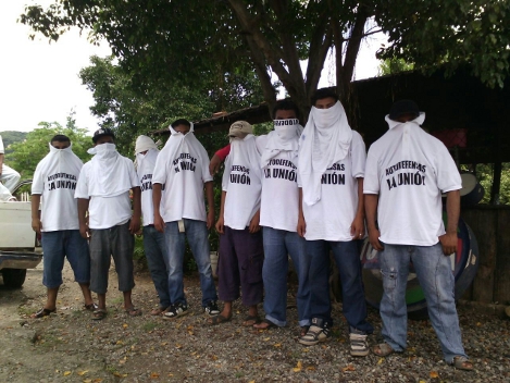 Los 15 detenidos en la comunidad de Lagunilla, municipio de Zihuatanejo, fueron entregadas ante las autoridades de la PGR. 