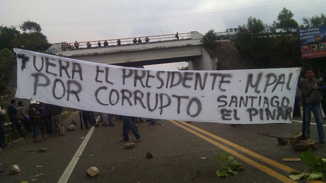 Los habitantes cerraron un ramas y colocaron una manta en protesta.