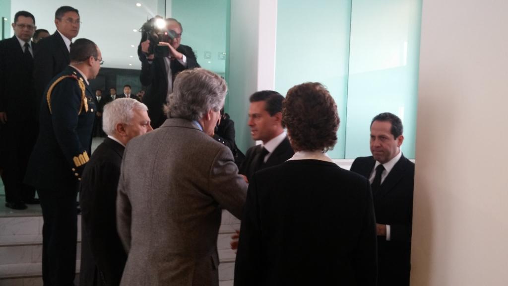 El Presidente llegó a la funeraria en la que velan los restos del pintor Luis Nishizawa.