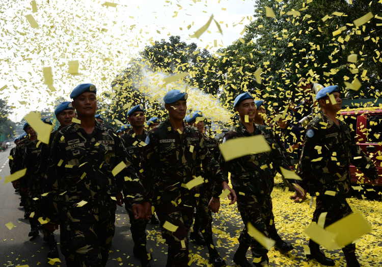 Cascos azules reciben una bienvenida en Manila a su regreso de los Altos de Golán.