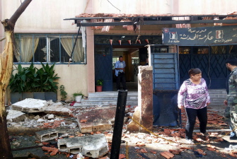 Ciudadanos sirios caminan ante la escuela Akrameh al Makhzumi, donde tuvo lugar el atentado