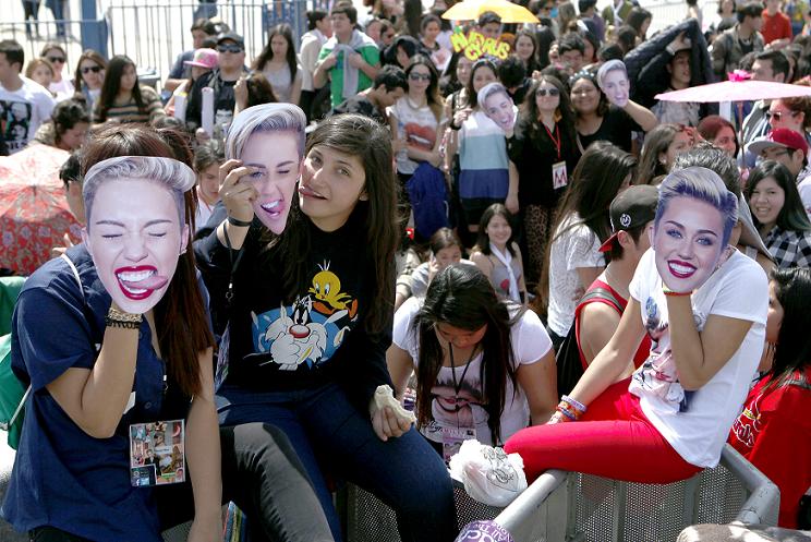 Sus fanáticos así esperan a la cantante afuera del Estadio Nacional. 