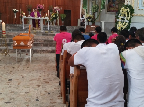 En la iglesia del barrio del Santuario se dieron cita familiares y amigos de Julio César Ramírez Nava, quien fue abatido en Iguala el pasado 26 de sep
