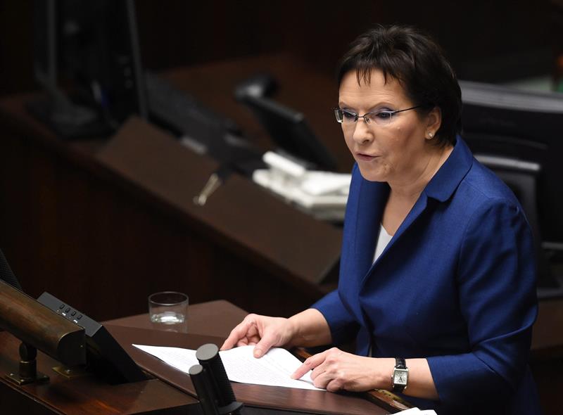 La nueva primera ministra polaca, Ewa Kopacz, da un discurso en el Parlamento en Varsovia