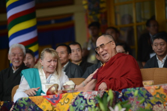 Dalai Lama (d), con la premio Nobel Jody Williams, en el 25 aniversario de la concesión del Nobel de la Paz, en McLeod Ganj, India