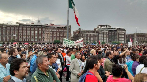 El contingente en el Zócalo después de marchar desde Tlatelolco