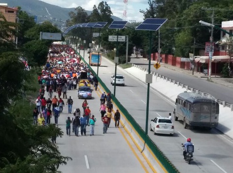 Estudiantes declararan el bloqueo indefinido en la Autopista del Sol, ya que desde las 15:00 a las 19:10 horas ninguna autoridad se había acercado a d