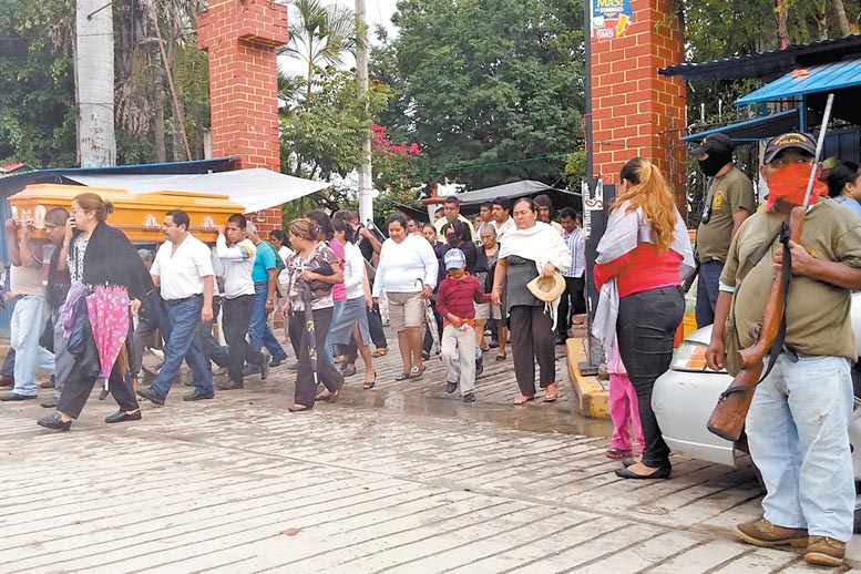 Familiares y amigos participaron en el sepelio del normalista Julio César Ramírez.