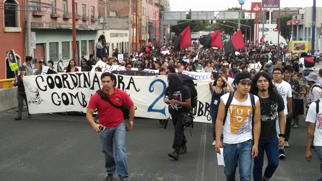 Jóvenes politécnicos van del Casco de Santo Tomás a Tlatelolco para unirse a la movilización para recordar el movimiento estudiantil de 1968.