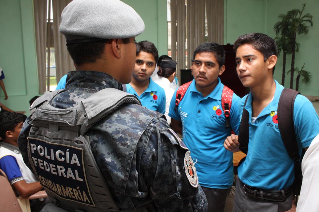 Los elementos de la Gendarmería responden las interrogativas de los alumnos.