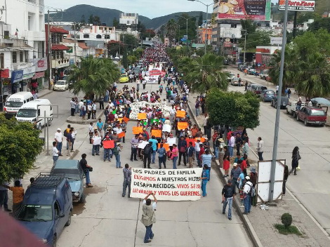 Los padres de familia encabezaron la marcha de este día