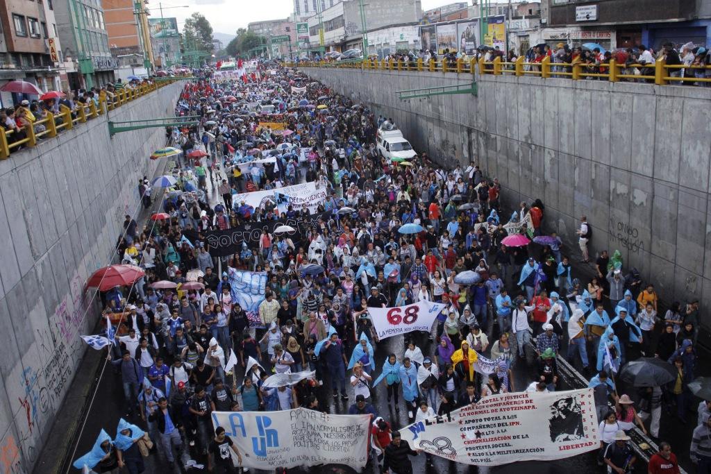 Los participantes en la marcha por el 2 de octubre marchan por Eje Central.