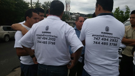 Los servidores públicos portan camisetas blancas con la leyenda "Hasta encontrarlos"