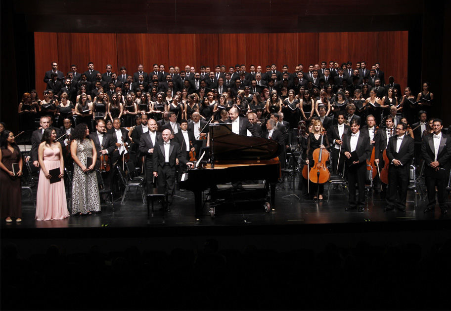 El coro de la Escuela Municipal de Música Silvestre Revueltas, el coro del Colegio América, la Coral Palestrina, Coro del Seminario Diocesano de Torre