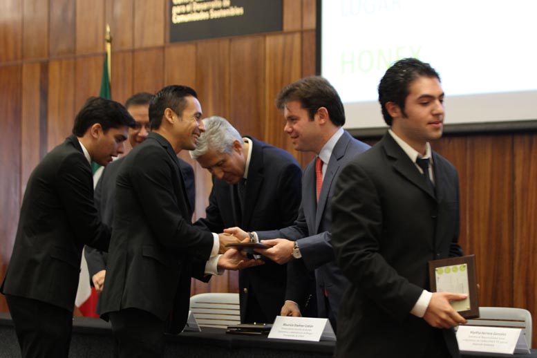 A la entrega de premios acudieron el rector del Tecnológico de Monterrey y directivos de la cementera.
