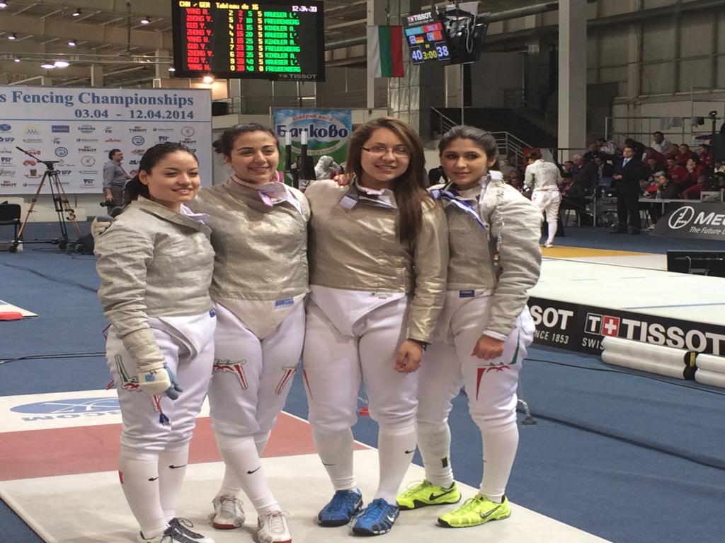 La tamaulipeca, con sus compañeras de equipo.
