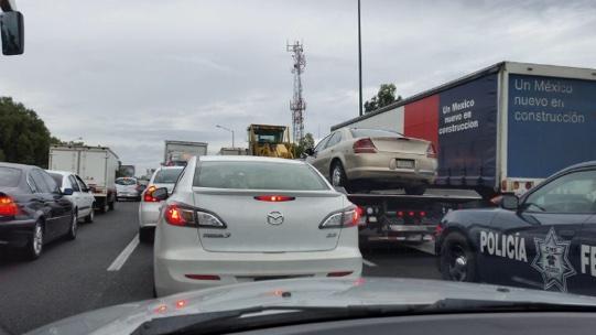 Largas filas de vehículos se aprecian en la autopista México-Cuernavaca, en ambos sentidos, debido a una falla en la caseta de Tlalpan.