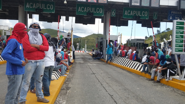 Los normalistas permitían el paso con el pago de 50 pesos. 